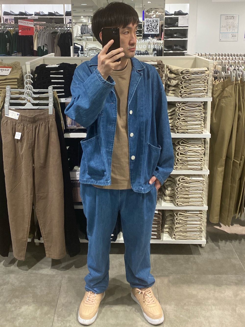 ブルー系のテーラードジャケット、ブラウン系のTシャツ/カットソー、ブルー系のその他パンツを着用したメンズの秋コーディネートの4枚目の写真