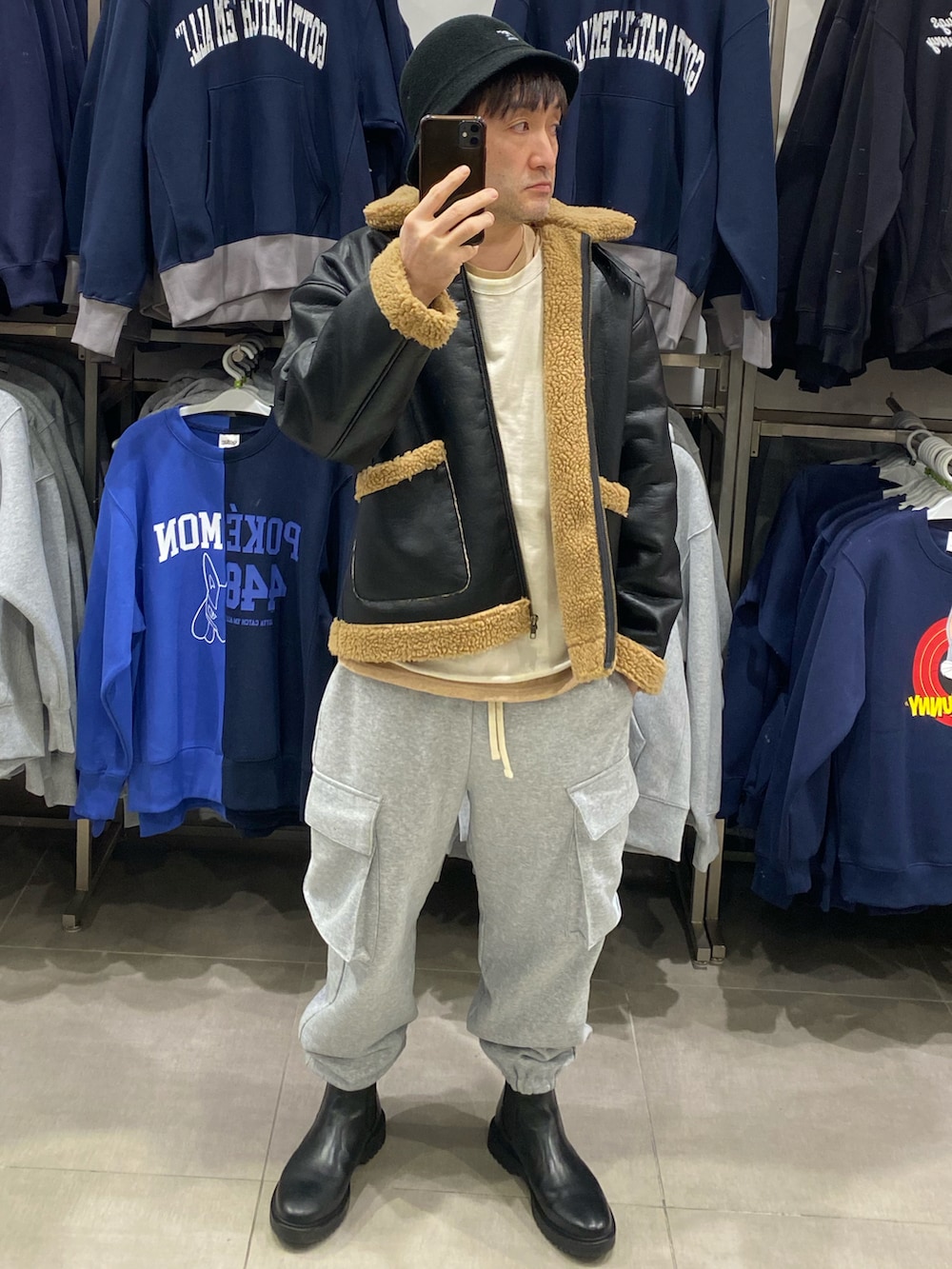 ブラック系のブルゾン、グレー系のスウェットパンツ、ブラック系のブーツを着用したメンズの冬コーディネートの2枚目の写真