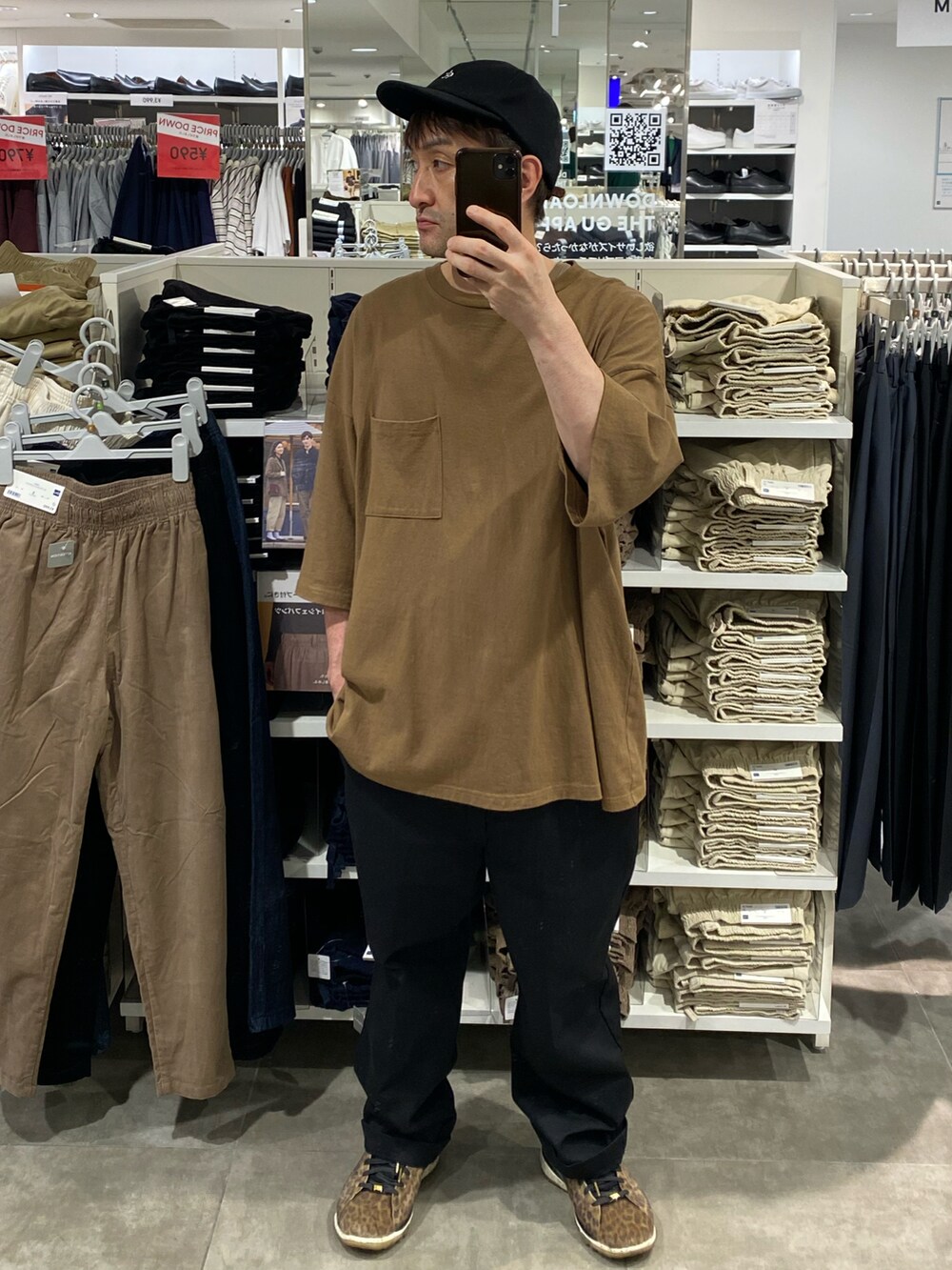 ブラウン系のTシャツ/カットソー、ブラック系のチノパンツ、その他のスニーカーを着用したメンズの夏コーディネートの2枚目の写真