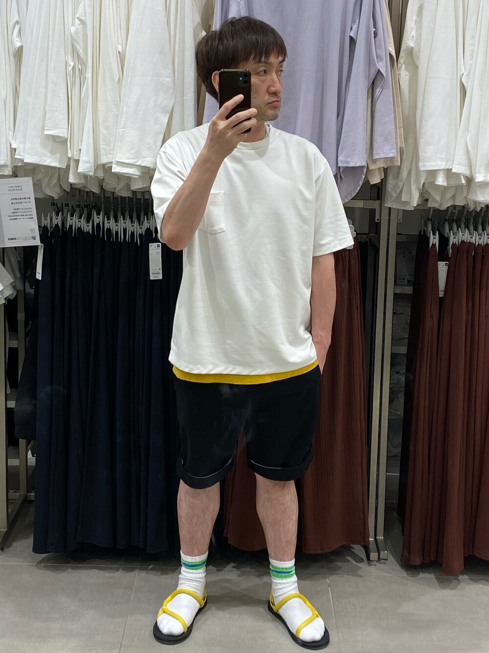 ブラック系のその他パンツ、ブラック系のサンダル、ホワイト系のTシャツ/カットソーを着用したメンズの夏コーディネートの3枚目の写真