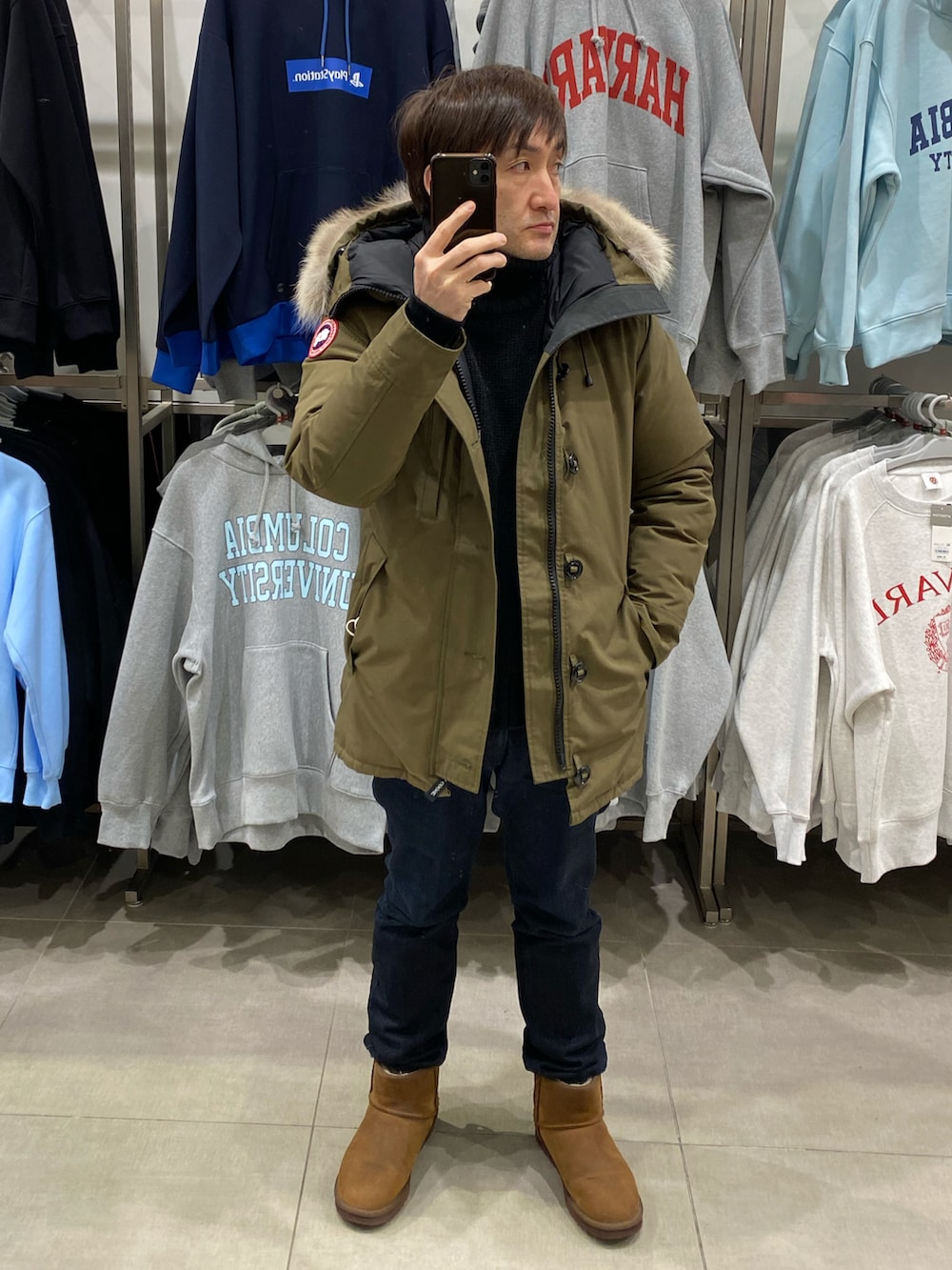 グリーン系のダウンジャケット/コート、ブルー系のデニムパンツ、ブラウン系のブーツを着用したメンズの冬コーディネートの3枚目の写真