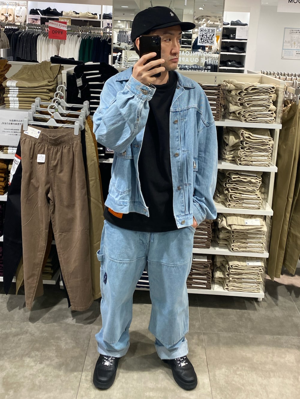 ブラック系のショルダーバッグ、ブルー系のデニムジャケット、ブラック系のTシャツ/カットソーを着用したメンズの秋コーディネートの2枚目の写真