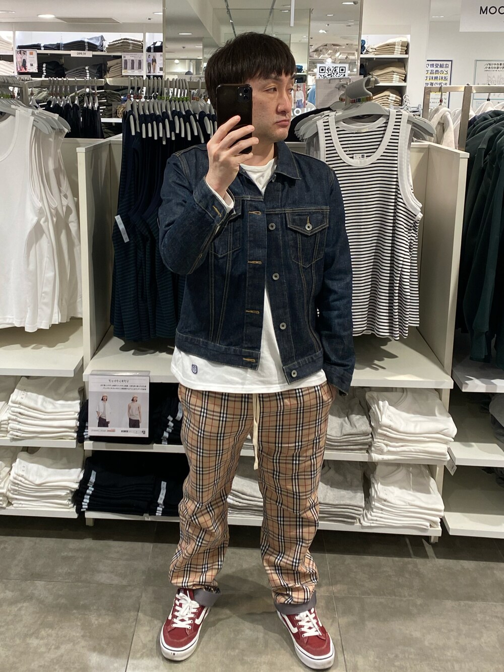 ブルー系のデニムジャケット、ホワイト系のTシャツ/カットソー、ベージュ系のパンツを着用したメンズの春コーディネートの4枚目の写真