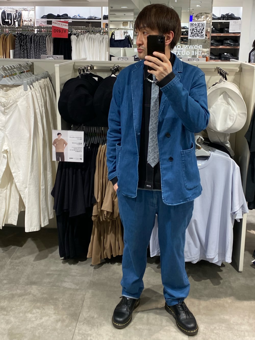 ブルー系のセットアップ、ブラック系のセットアップ、ブラック系のドレスシューズを着用したメンズの春コーディネートの3枚目の写真