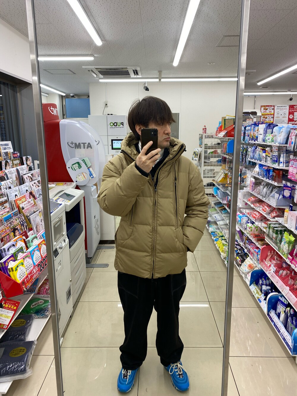 ブラック系のTシャツ/カットソー、ベージュ系のダウンジャケット/コート、ブルー系のセットアップを着用したメンズの冬コーディネートの4枚目の写真