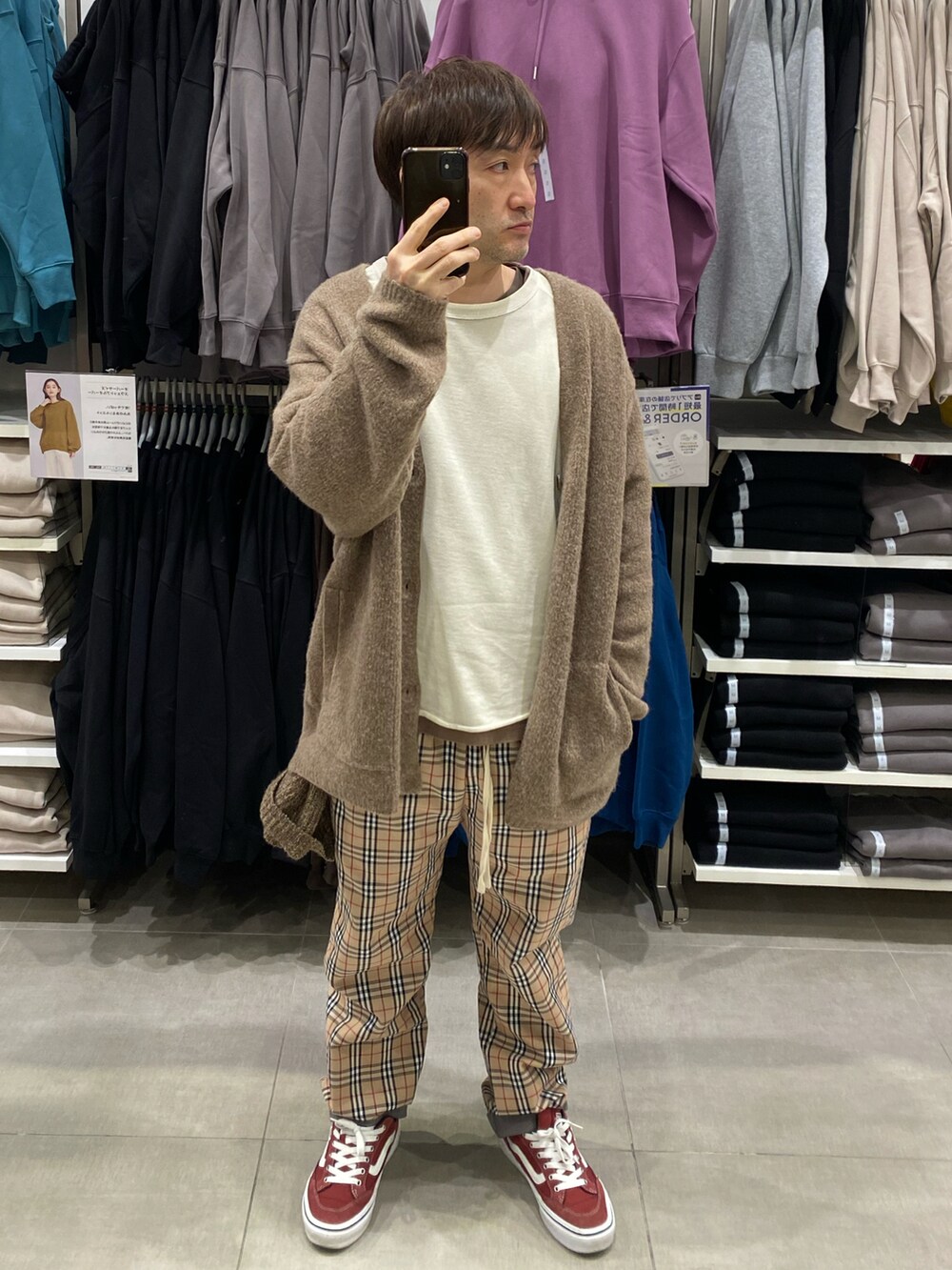 ホワイト系のスウェット、ベージュ系のジャケット/アウター、ベージュ系のパンツを着用したメンズの秋コーディネートの4枚目の写真