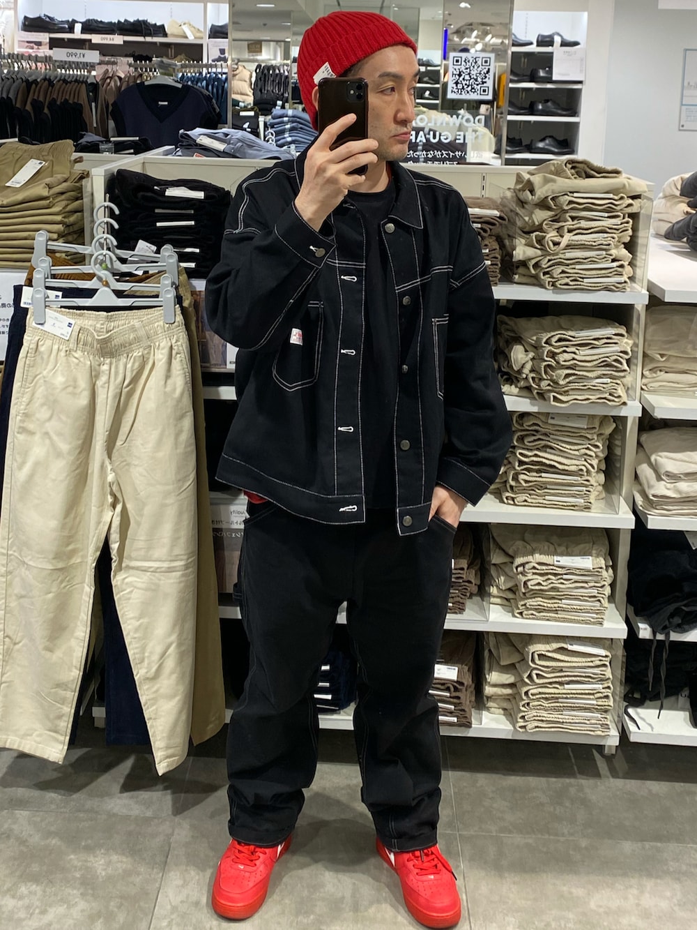 ブラック系のデニムジャケット、ブラック系のその他パンツ、レッド系のスニーカーを着用したメンズの秋コーディネートの2枚目の写真