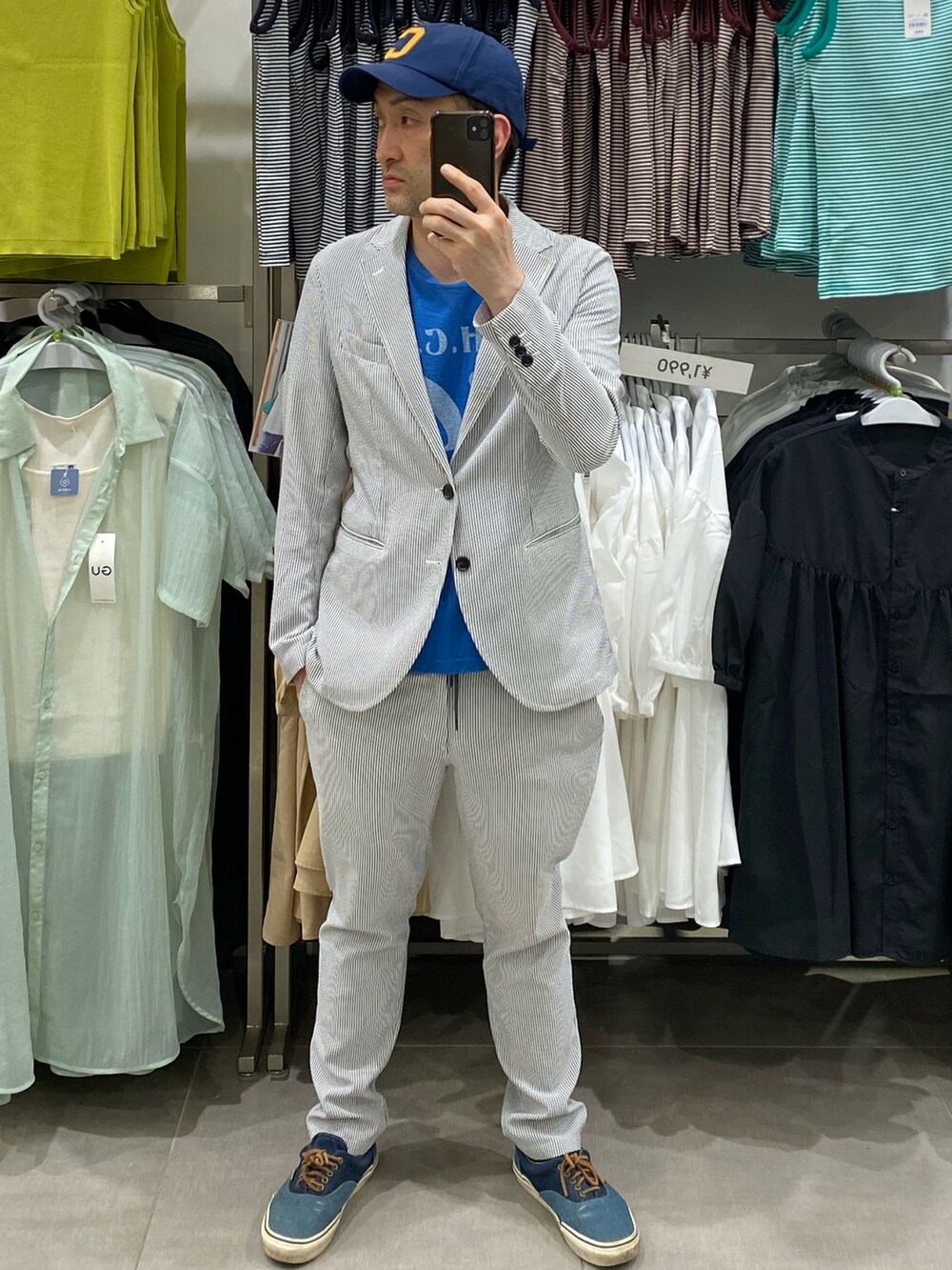 ブルー系のTシャツ/カットソー、その他のテーラードジャケット、その他のスラックスを着用したメンズの夏コーディネートの5枚目の写真