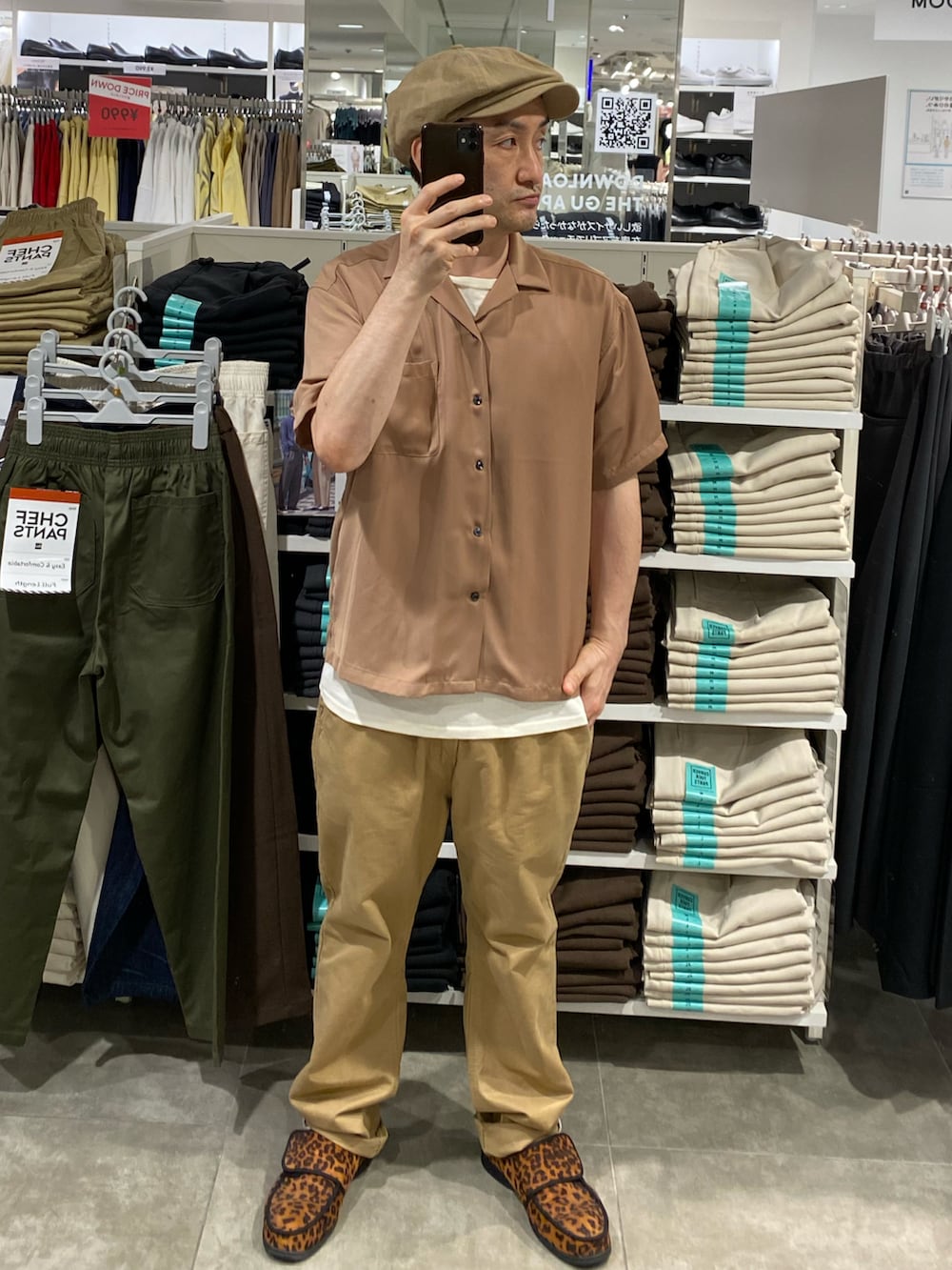 その他のスニーカー、ブラウン系のシャツ/ブラウス、ベージュ系のハンチング/ベレー帽を着用したメンズの夏コーディネートの3枚目の写真