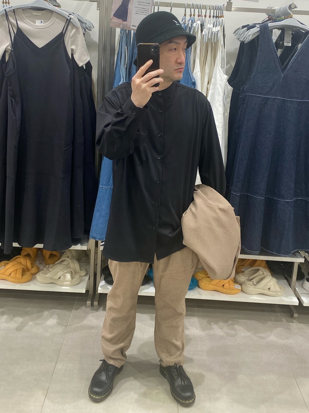 ブラウン系のセットアップ、その他のスラックス、ブラック系のドレスシューズを着用したメンズの春コーディネートの3枚目の写真