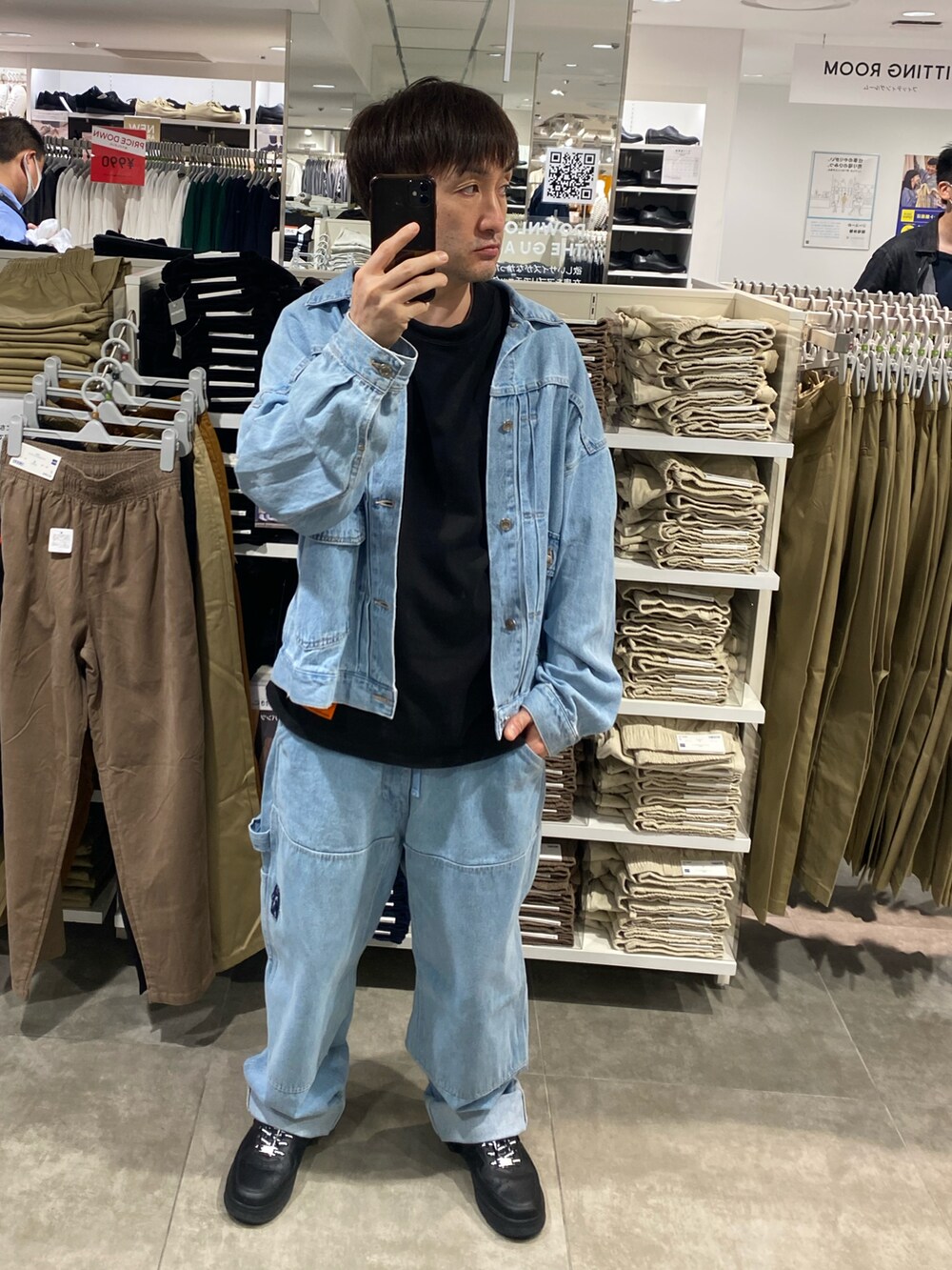 ブラック系のショルダーバッグ、ブルー系のデニムジャケット、ブラック系のTシャツ/カットソーを着用したメンズの秋コーディネートの4枚目の写真