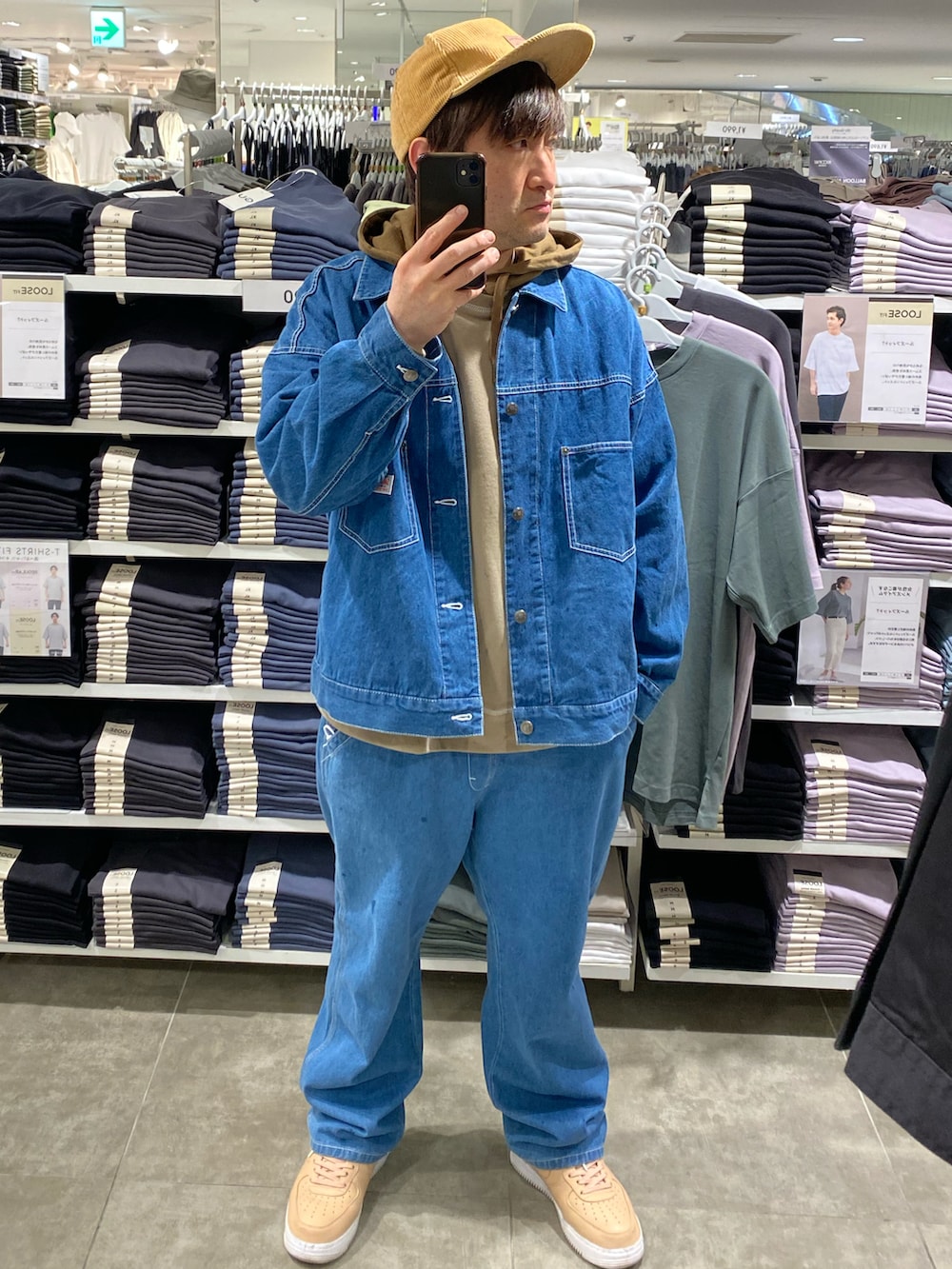 ブラウン系のスウェット、ブラウン系のパーカー、ブルー系のデニムジャケットを着用したメンズの春コーディネートの2枚目の写真