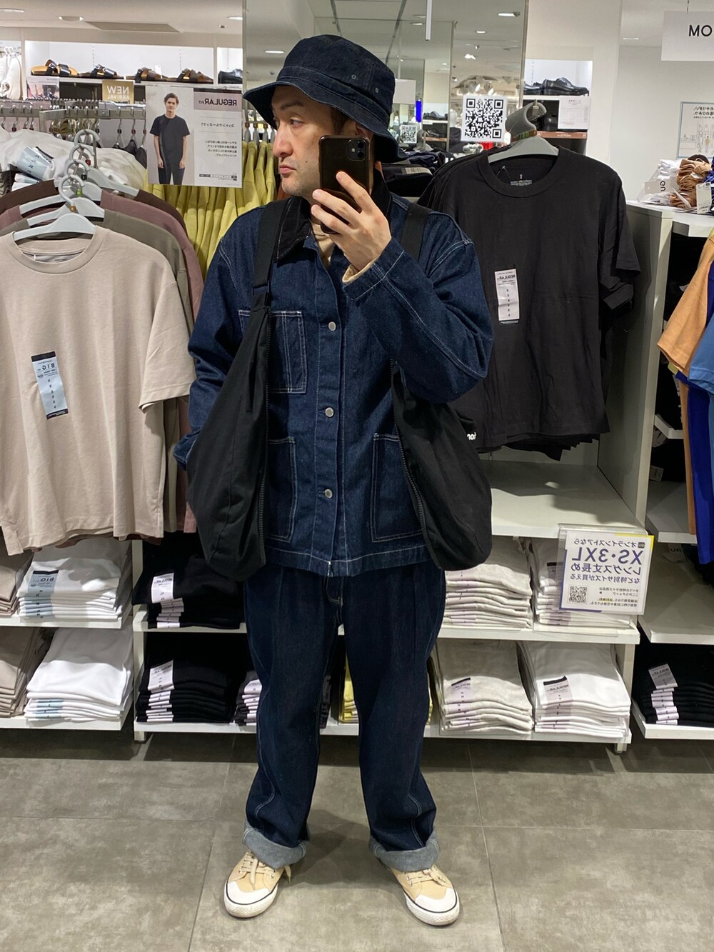ブルー系のカバーオール、ブルー系のデニムパンツ、ベージュ系のスニーカーを着用したメンズの春コーディネートの5枚目の写真