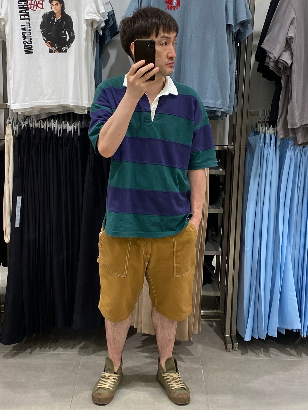 グリーン系のスニーカー、グリーン系のキャップ、その他のその他を着用したメンズの夏コーディネートの4枚目の写真