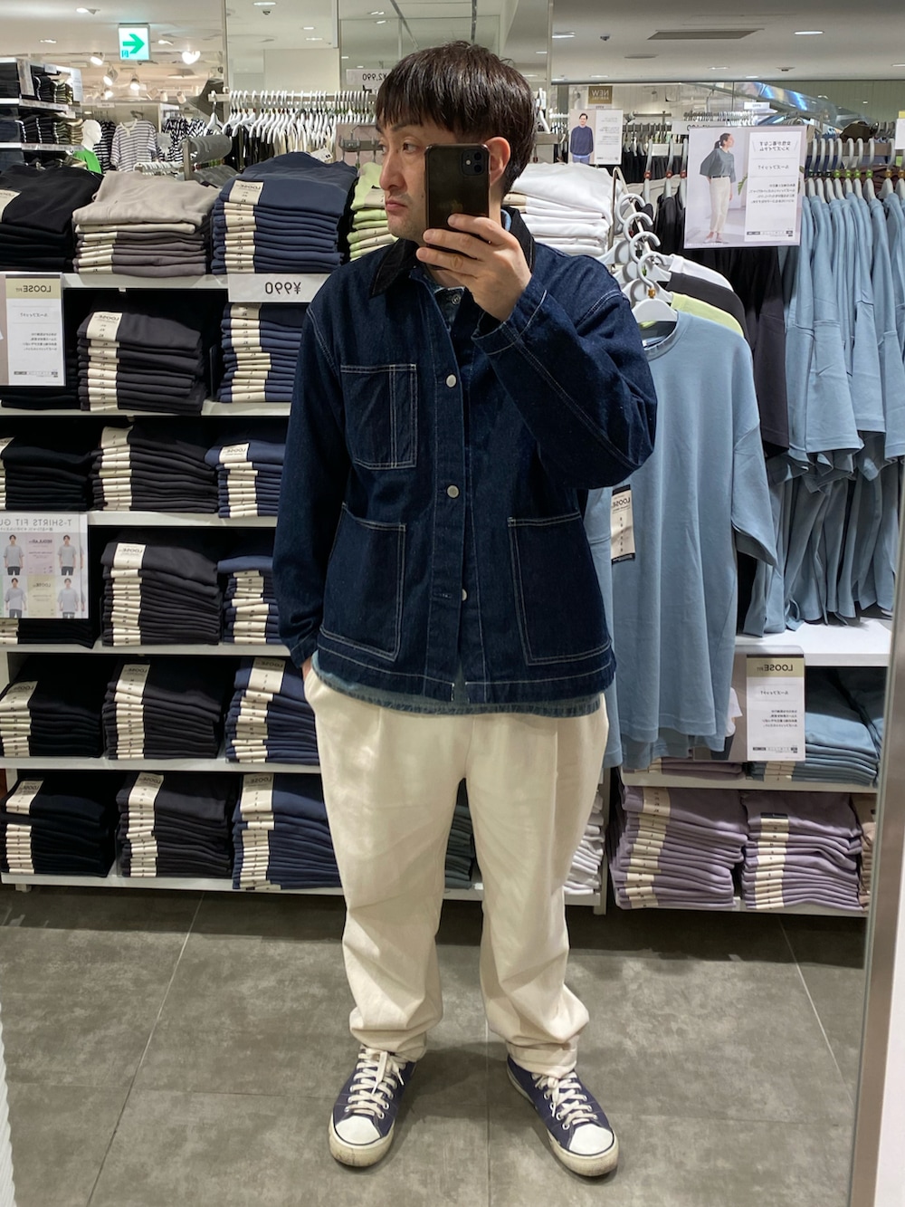 ブルー系のシャツ/ブラウス、ブルー系のカバーオール、ホワイト系のスラックスを着用したメンズの春コーディネートの3枚目の写真