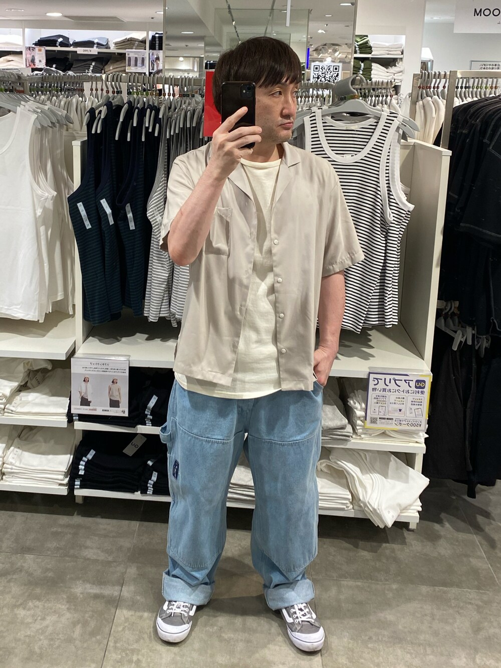 グレー系のシャツ/ブラウス、ブルー系のその他パンツ、グレー系のスニーカーを着用したメンズの夏コーディネートの3枚目の写真