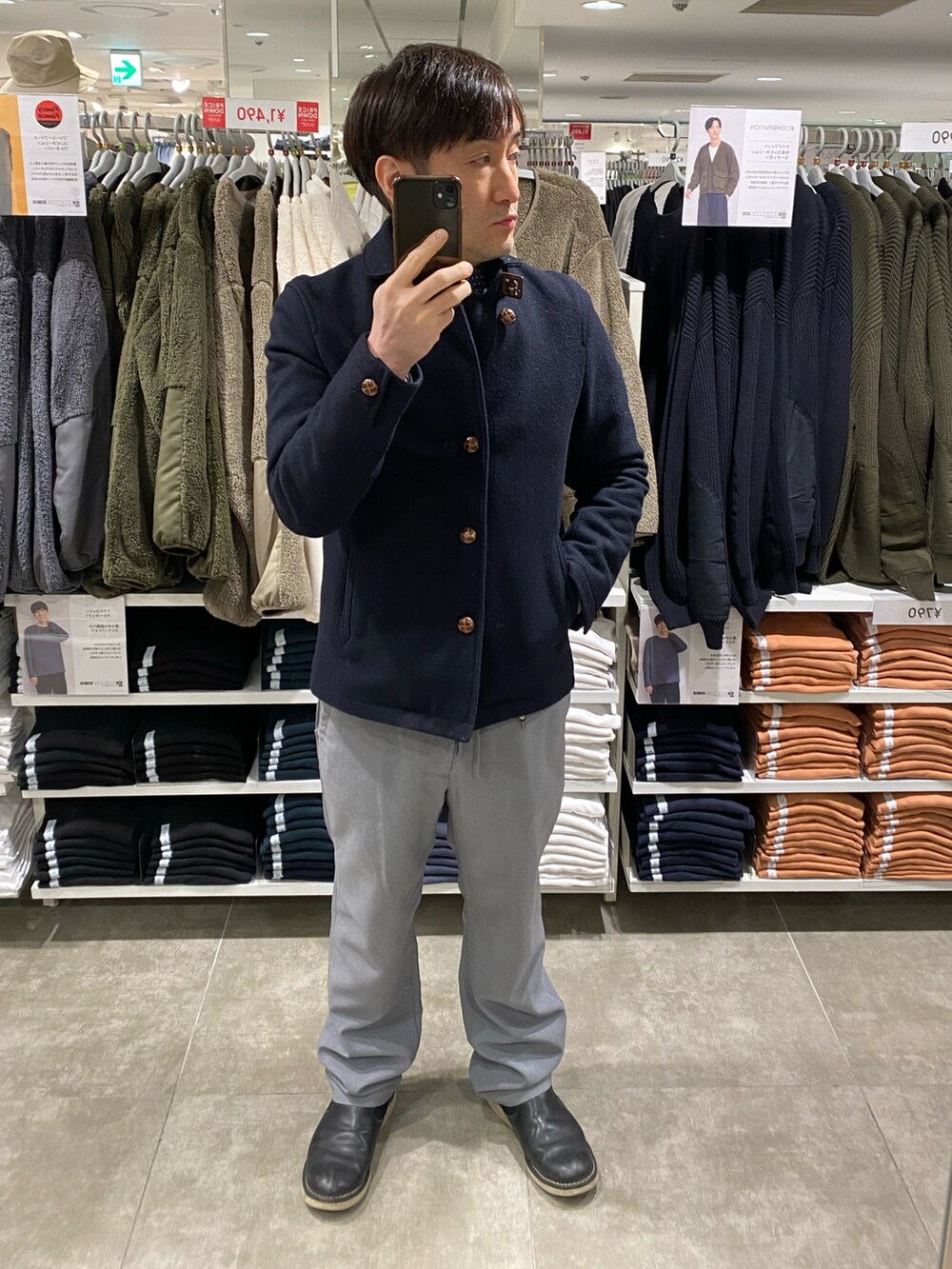 グレー系のスラックス、ブラック系のブーティ、ブルー系のシャツ/ブラウスを着用したメンズの冬コーディネートの2枚目の写真