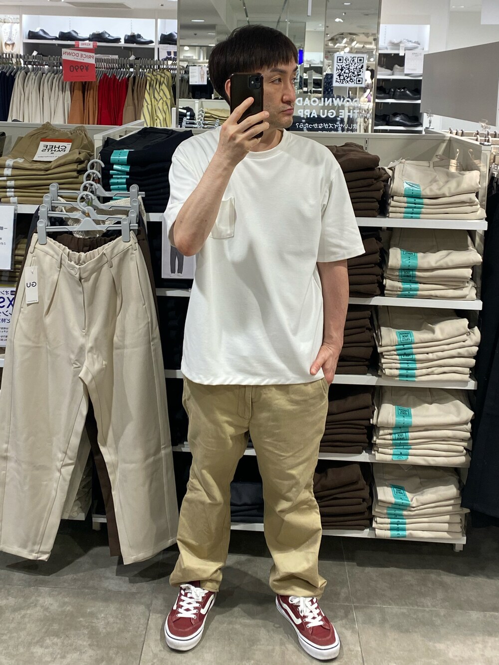 ホワイト系のTシャツ/カットソー、ベージュ系のチノパンツ、レッド系のスニーカーを着用したメンズの夏コーディネートの3枚目の写真