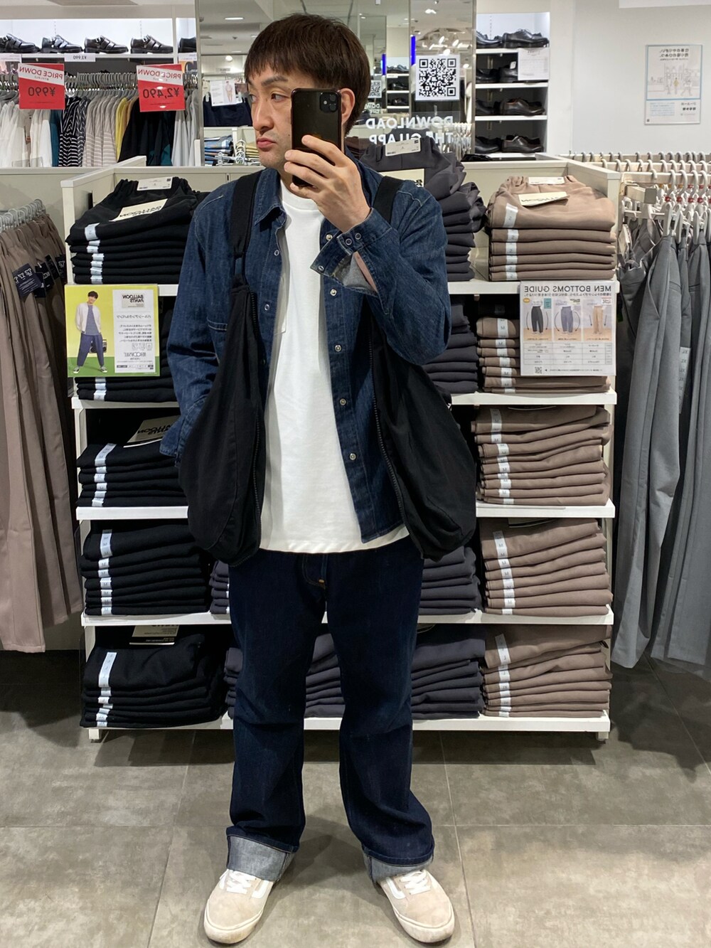 ブルー系のシャツ/ブラウス、ホワイト系のTシャツ/カットソー、ブルー系のデニムパンツを着用したメンズの夏コーディネートの3枚目の写真