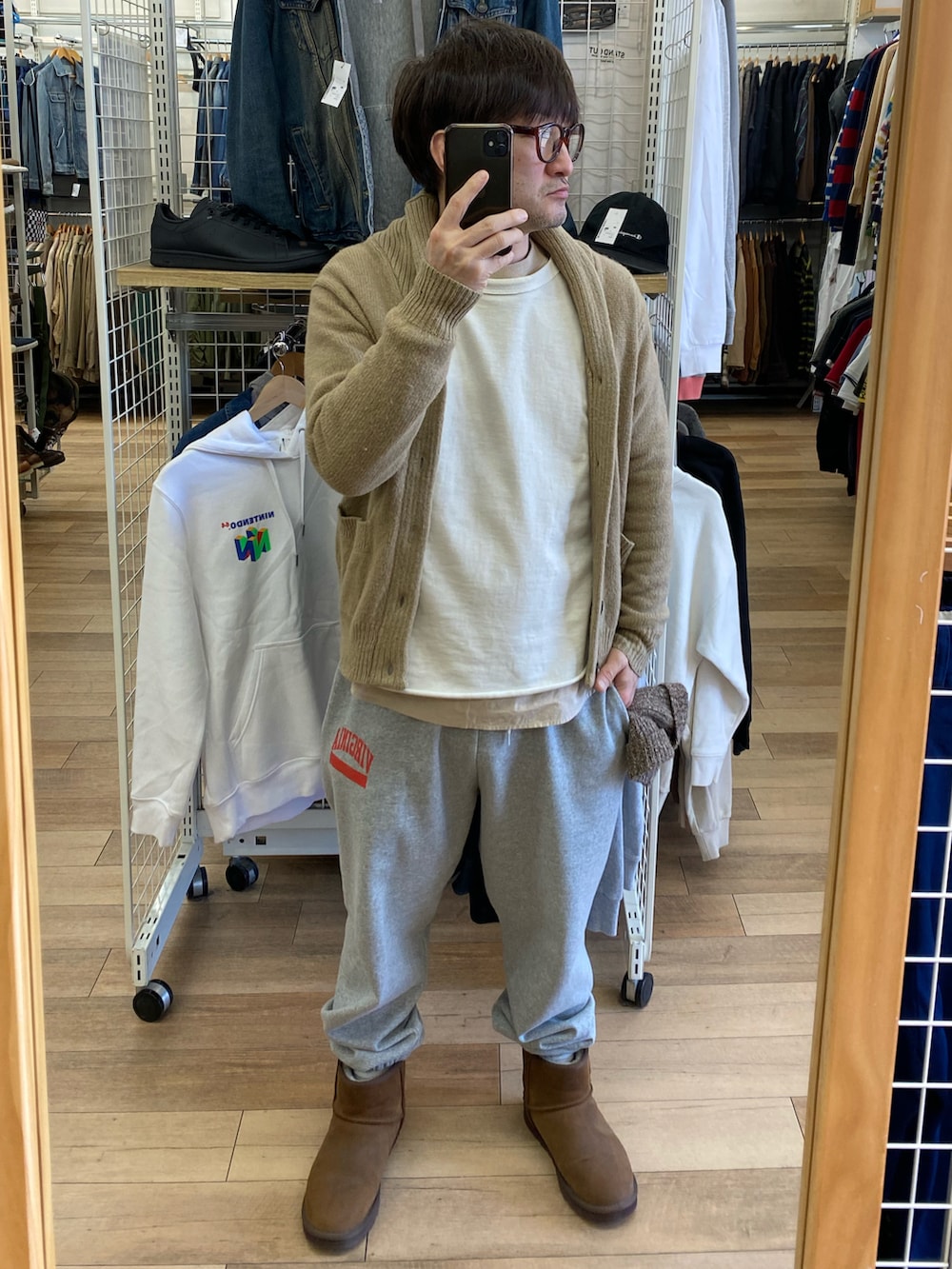 ベージュ系のジャケット/アウター、グレー系のスウェットパンツ、ブラウン系のブーツを着用したメンズの春コーディネートの5枚目の写真