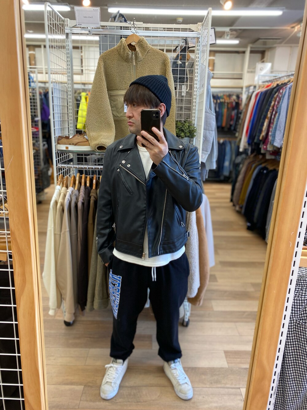 ブラック系のライダースジャケット、ホワイト系のTシャツ/カットソー、ブラック系のスウェットパンツを着用したメンズの秋コーディネートの4枚目の写真