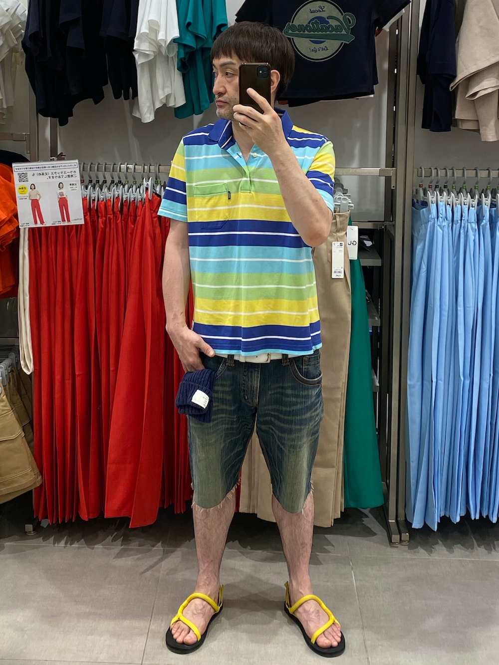 イエロー系のサンダル、その他のポロシャツ、ブルー系のニットキャップ/ビーニーを着用したメンズの夏コーディネートの5枚目の写真