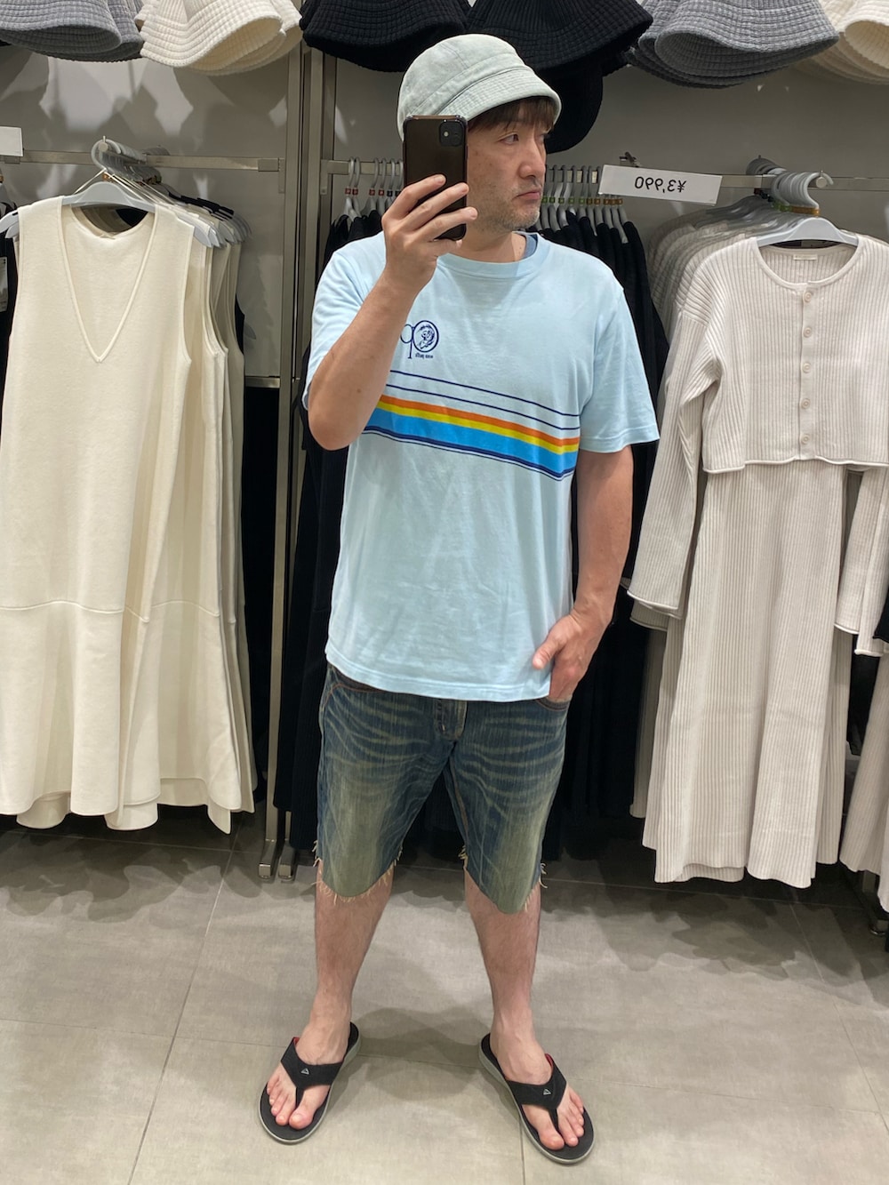 ブルー系のTシャツ/カットソー、ブラック系のビーチサンダル、ブルー系のハットを着用したメンズの秋コーディネートの2枚目の写真