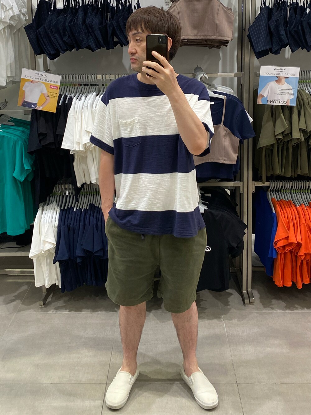 グリーン系のその他パンツ、ホワイト系のTシャツ/カットソー、ホワイト系のスリッポンを着用したメンズの夏コーディネートの3枚目の写真