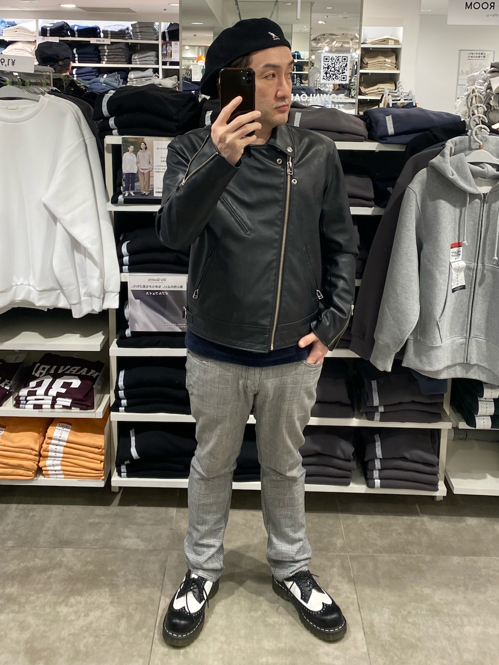 ブラック系のライダースジャケット、その他のTシャツ/カットソー、その他のパンツを着用したメンズの春コーディネートの5枚目の写真