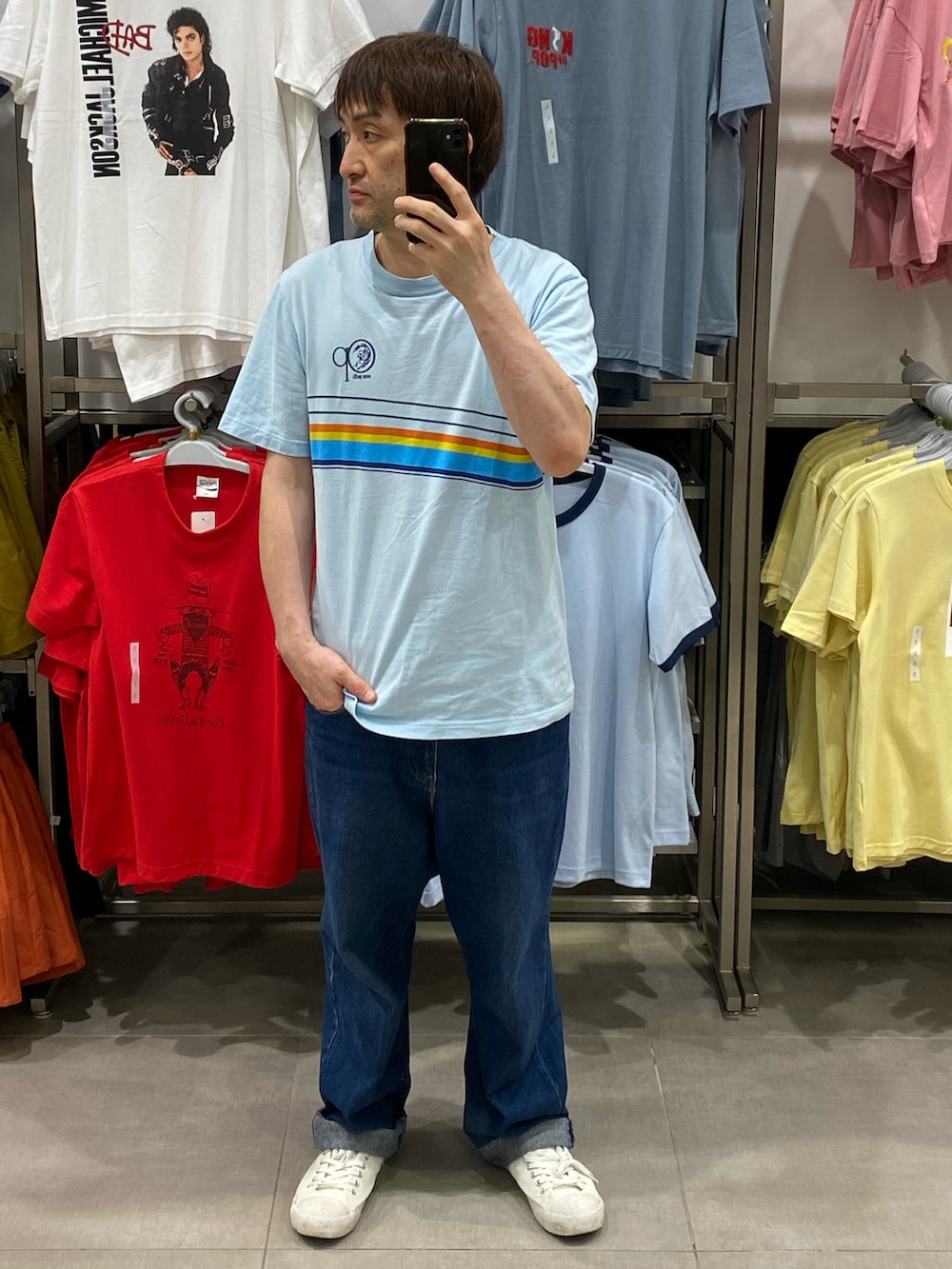 ブルー系のTシャツ/カットソー、ブルー系のデニムパンツ、ホワイト系のスニーカーを着用したメンズの夏コーディネートの3枚目の写真