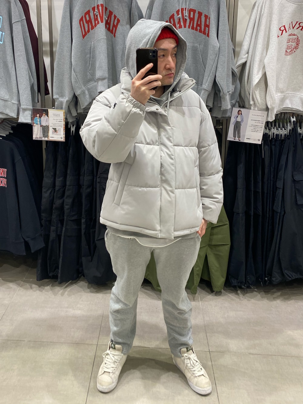 ホワイト系のスニーカー、グレー系のスウェットパンツ、グレー系のパーカーを着用したメンズの冬コーディネートの5枚目の写真