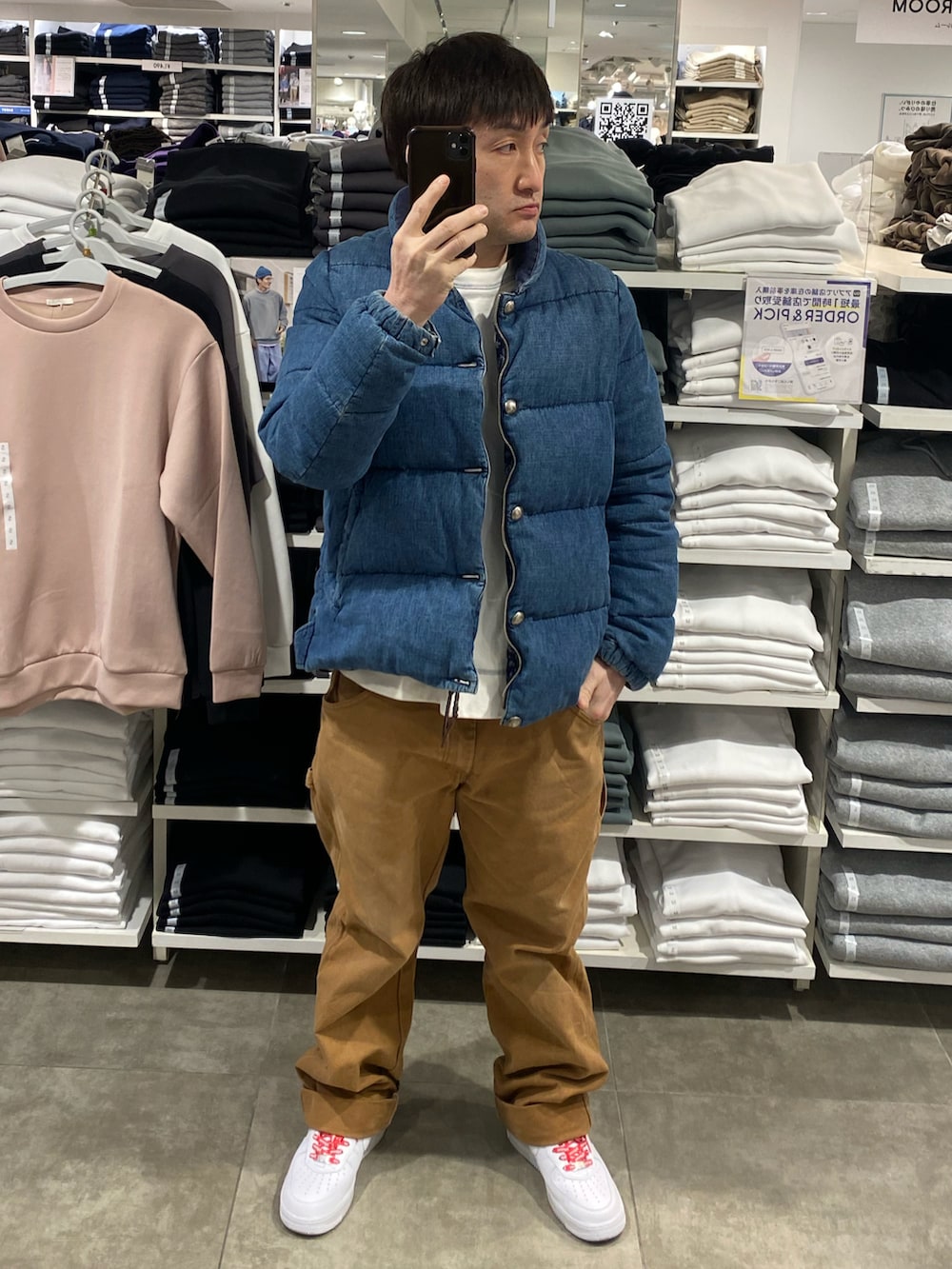 ブルー系のダウンジャケット/コート、ホワイト系のスウェット、ブラウン系のその他パンツを着用したメンズの冬コーディネートの3枚目の写真