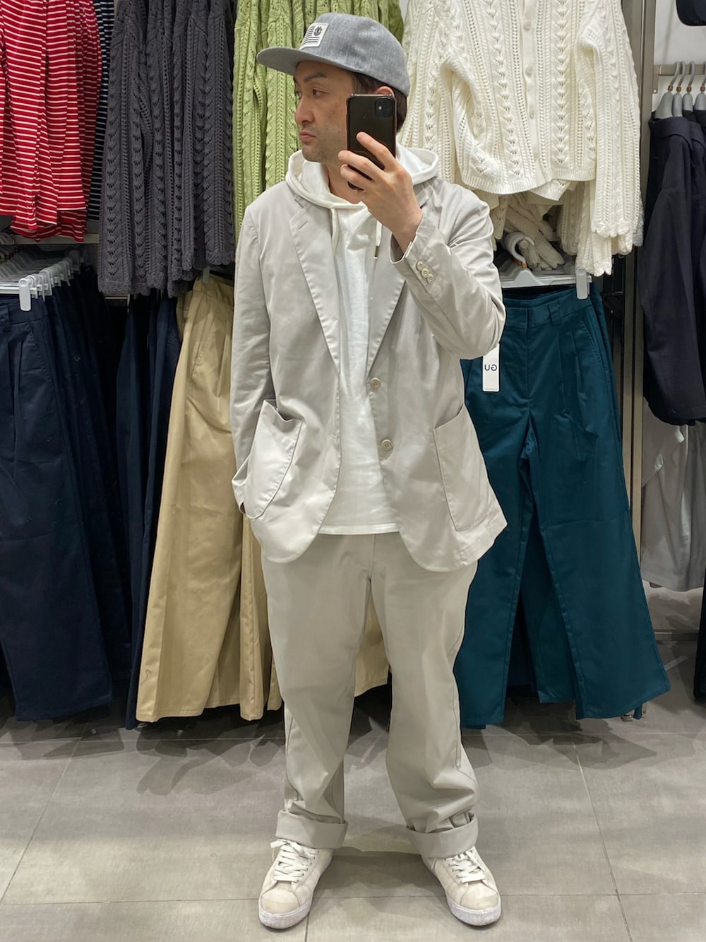 グレー系のセットアップ、グレー系のパンツ、ホワイト系のスニーカーを着用したメンズの春コーディネートの2枚目の写真