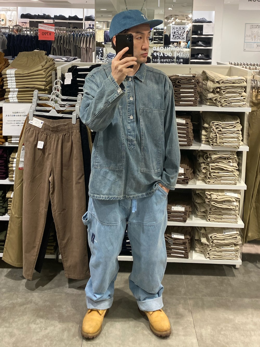 ブルー系のテーラードジャケット、ブラック系のショルダーバッグ、ブルー系のその他パンツを着用したメンズの秋コーディネートの3枚目の写真