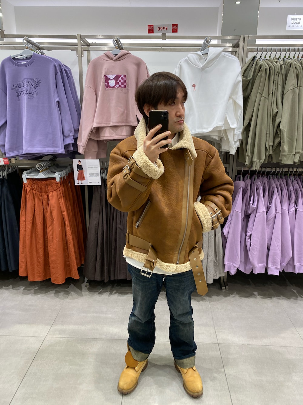 ブルー系のデニムパンツ、ベージュ系のブーツ、ブラウン系のムートンコートを着用したメンズの冬コーディネートの4枚目の写真