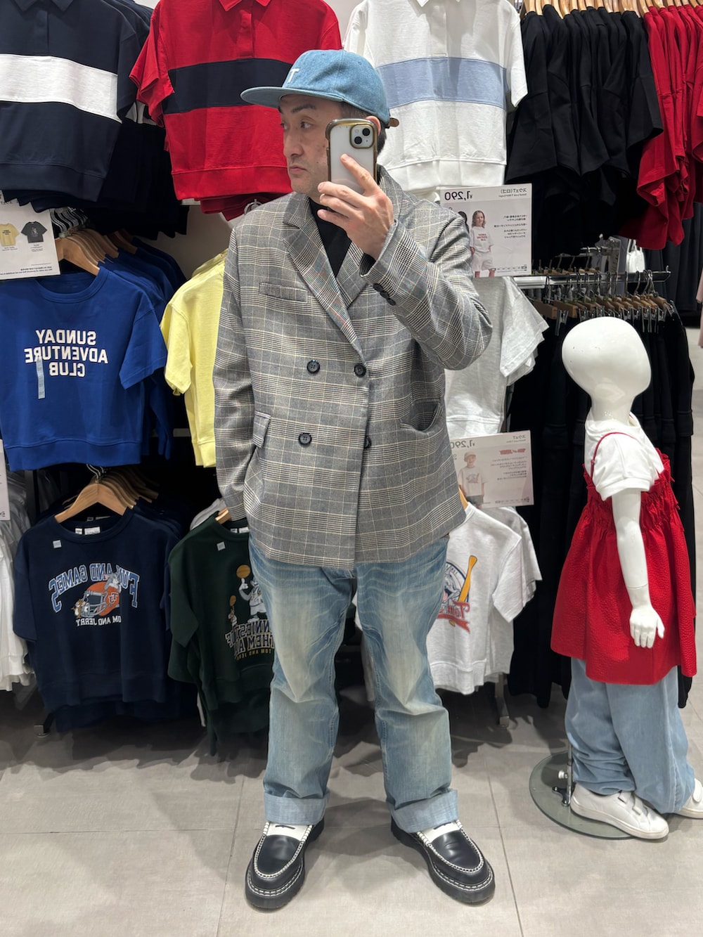 ブルー系のデニムパンツ、ブラック系のローファー、ブルー系のキャップを着用したメンズの春コーディネートの2枚目の写真