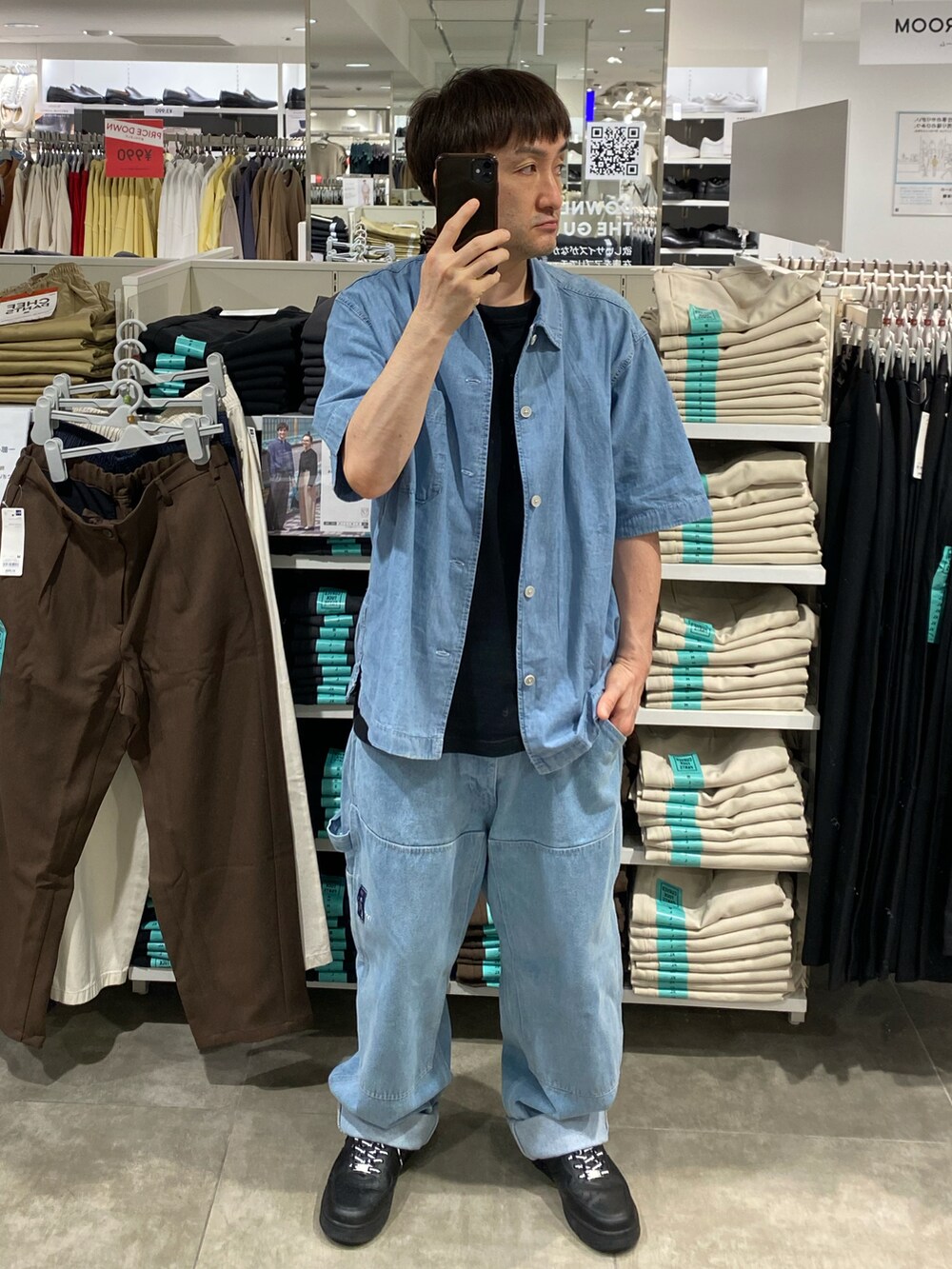 ブラック系のスニーカー、ブルー系のシャツ/ブラウス、ブラック系のハットを着用したメンズの夏コーディネートの5枚目の写真