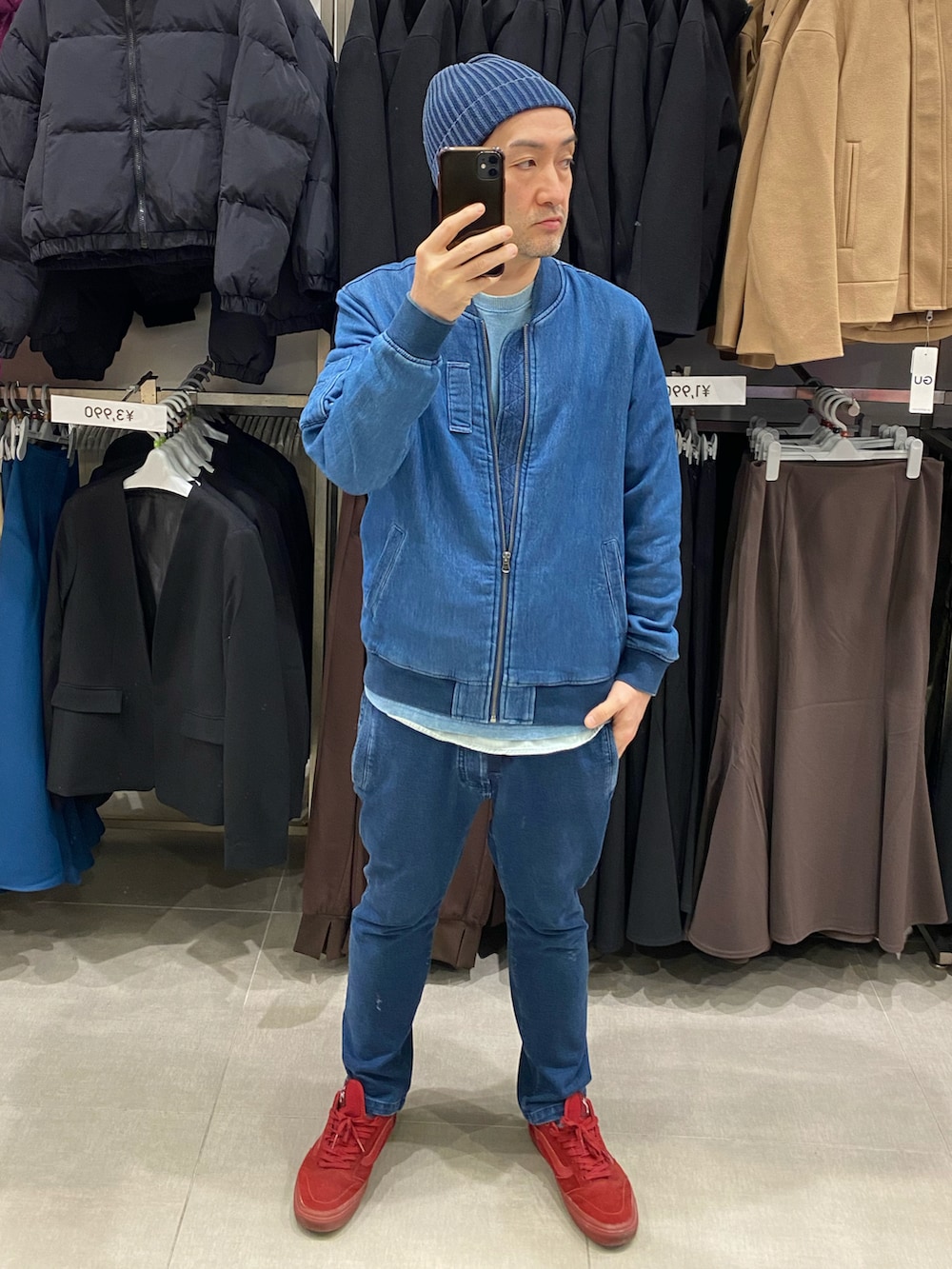 ブルー系のスウェットパンツ、レッド系のスニーカー、ブルー系のニットキャップ/ビーニーを着用したメンズの秋コーディネートの4枚目の写真