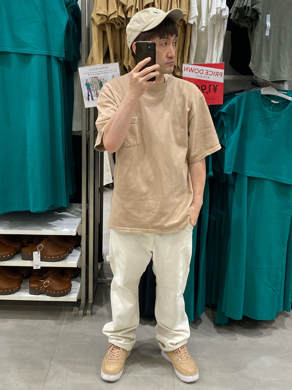 ベージュ系のTシャツ/カットソー、ホワイト系のその他パンツ、ベージュ系のスニーカーを着用したメンズの夏コーディネートの2枚目の写真