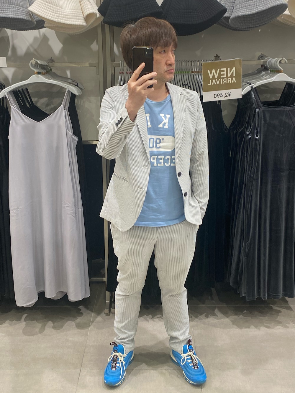 ブルー系のTシャツ/カットソー、その他のテーラードジャケット、その他のスラックスを着用したメンズの秋コーディネートの4枚目の写真