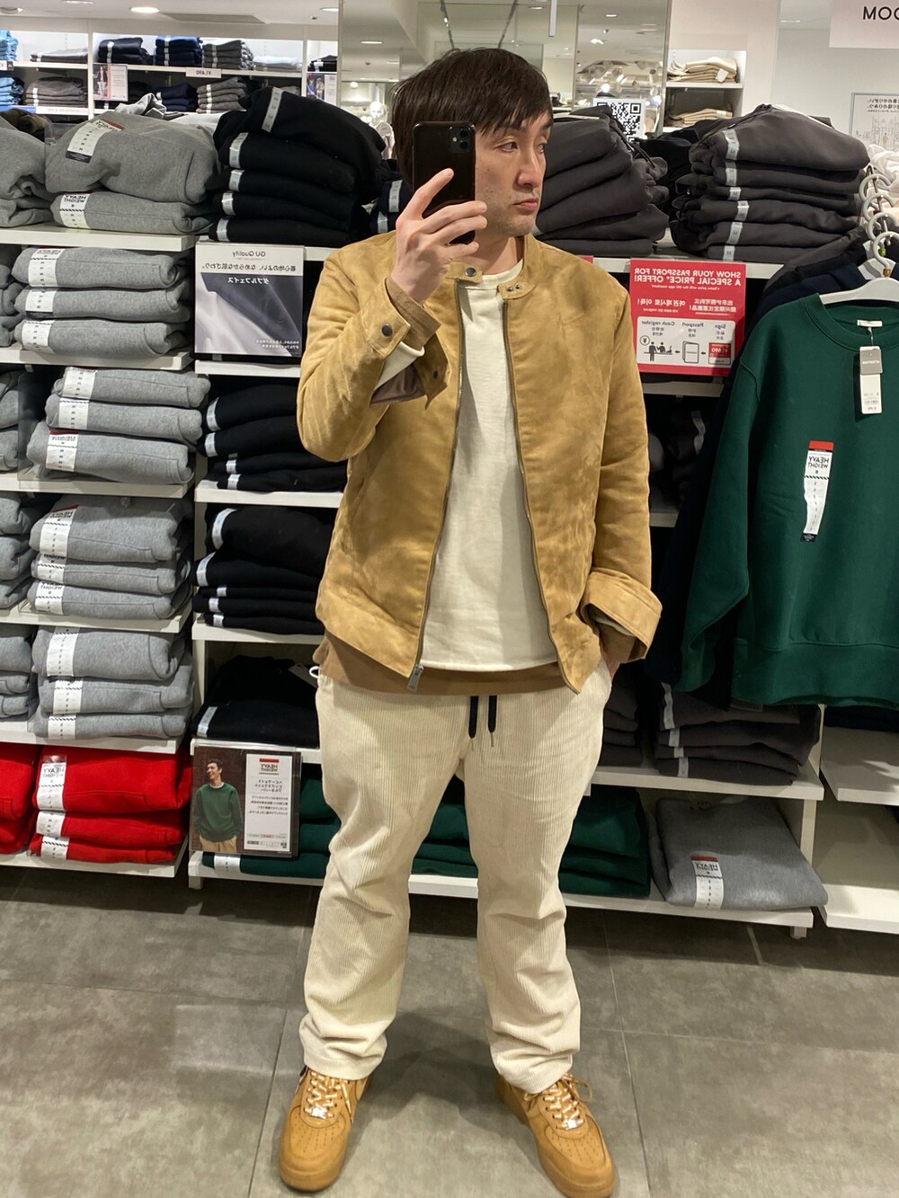 ベージュ系のライダースジャケット、ホワイト系のその他パンツ、ブラウン系のスニーカーを着用したメンズの春コーディネートの3枚目の写真