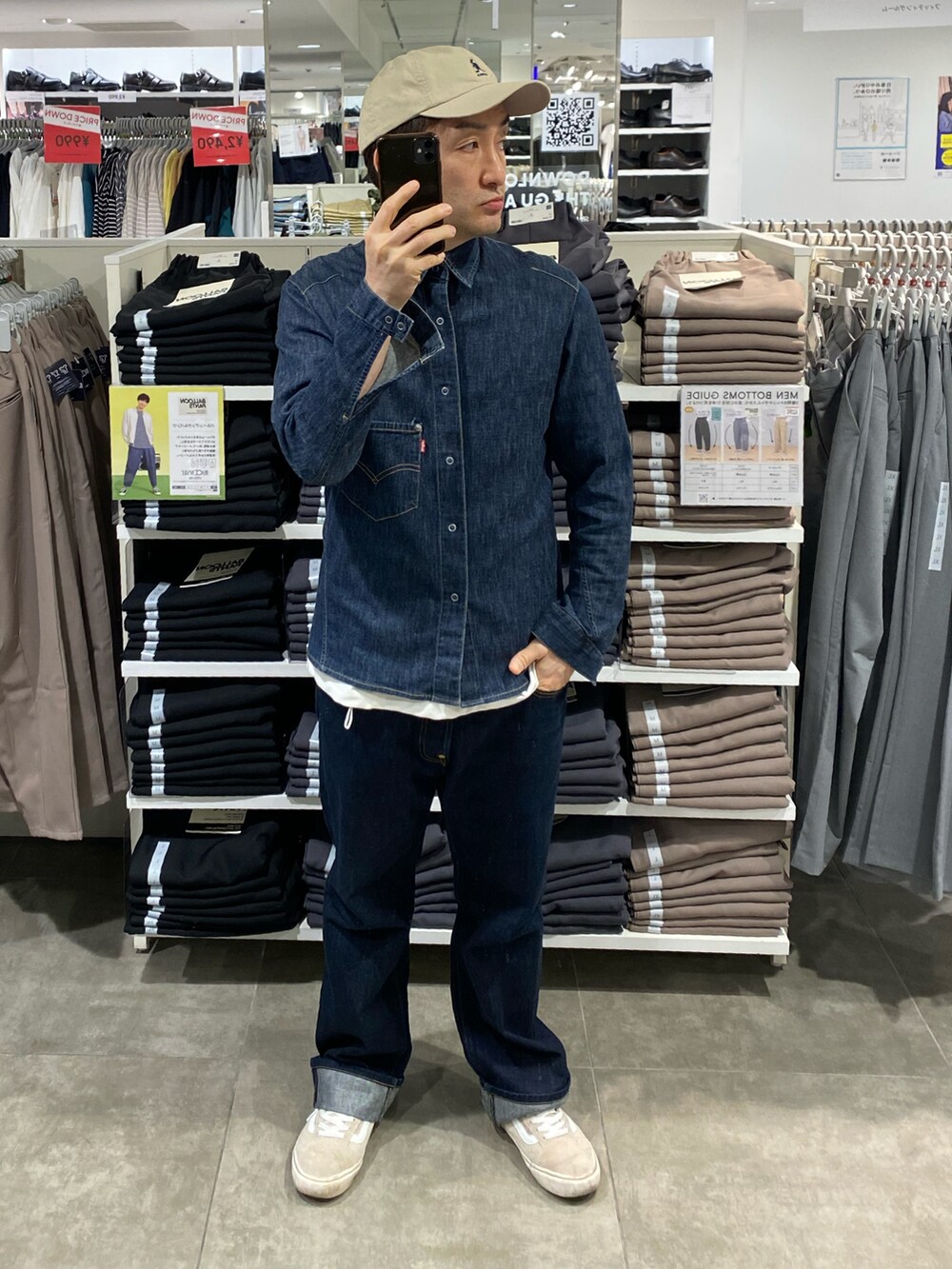 ブルー系のシャツ/ブラウス、ホワイト系のTシャツ/カットソー、ブルー系のデニムパンツを着用したメンズの夏コーディネートの5枚目の写真