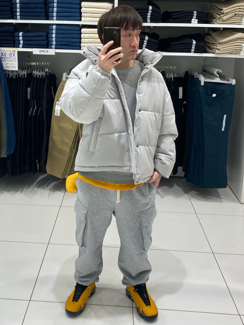 グレー系のスウェットパンツ、イエロー系のスニーカー、グレー系のTシャツ/カットソーを着用したメンズの冬コーディネートの5枚目の写真