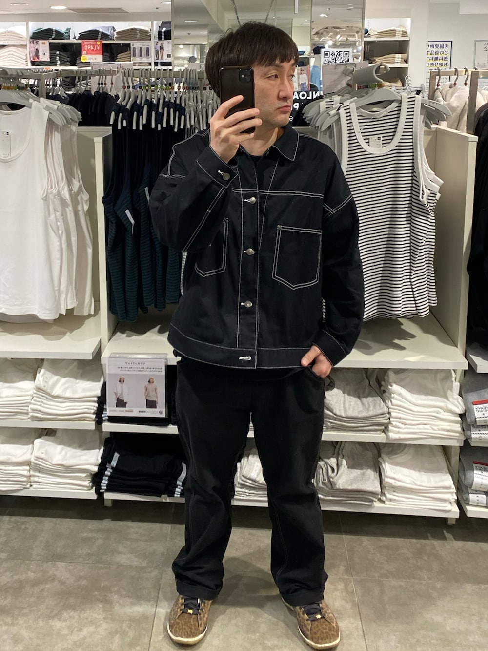 ブラック系のデニムジャケット、ブラック系のその他パンツ、その他のスニーカーを着用したメンズの春コーディネートの2枚目の写真