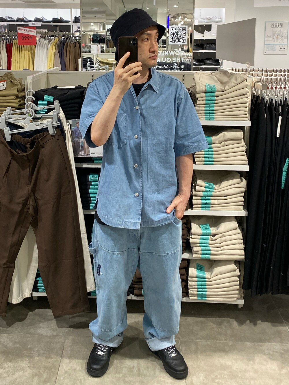 ブラック系のスニーカー、ブルー系のシャツ/ブラウス、ブラック系のハットを着用したメンズの夏コーディネートの3枚目の写真