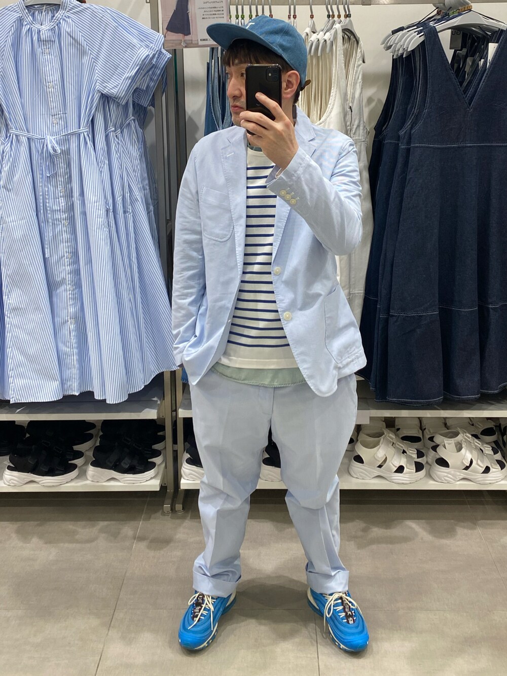 ブルー系のテーラードジャケット、ブルー系のスラックス、ブルー系のスニーカーを着用したメンズの春コーディネートの3枚目の写真