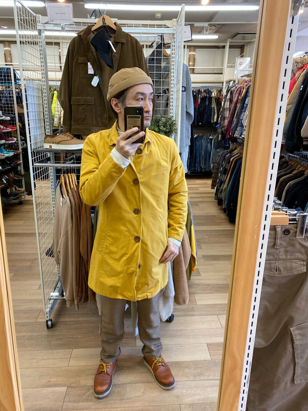 ベージュ系のその他パンツ、ブラウン系のシューズ、ベージュ系のシャツ/ブラウスを着用したメンズの冬コーディネートの5枚目の写真