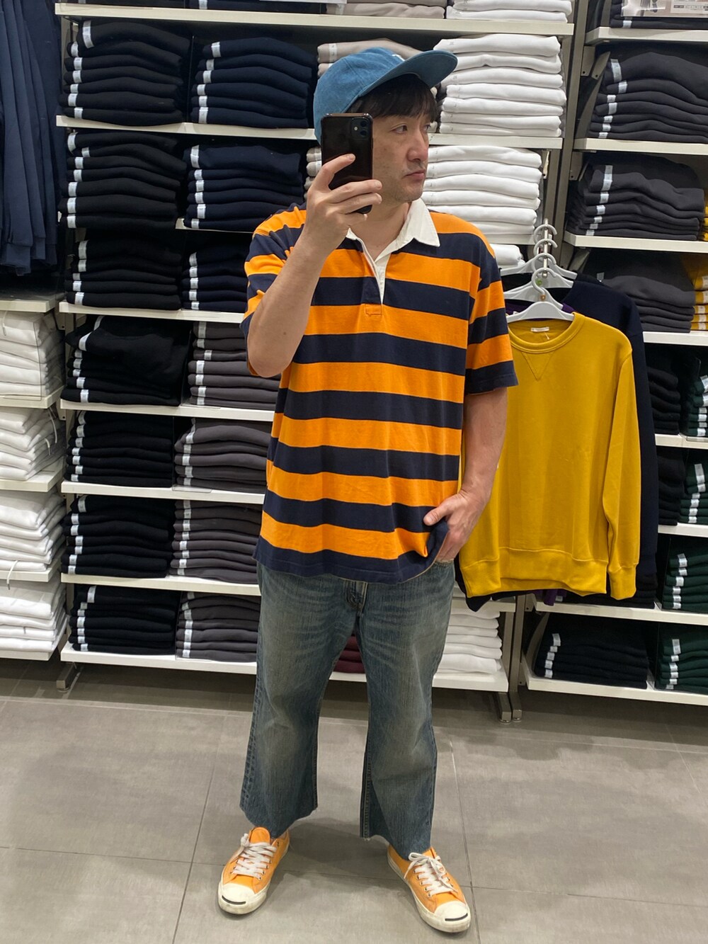 その他のその他トップス、ブルー系のデニムパンツ、オレンジ系のスニーカーを着用したメンズの秋コーディネートの2枚目の写真