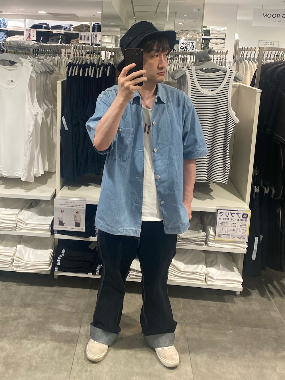 ブルー系のシャツ/ブラウス、ブルー系のカーゴパンツ、ベージュ系のスニーカーを着用したメンズの夏コーディネートの3枚目の写真