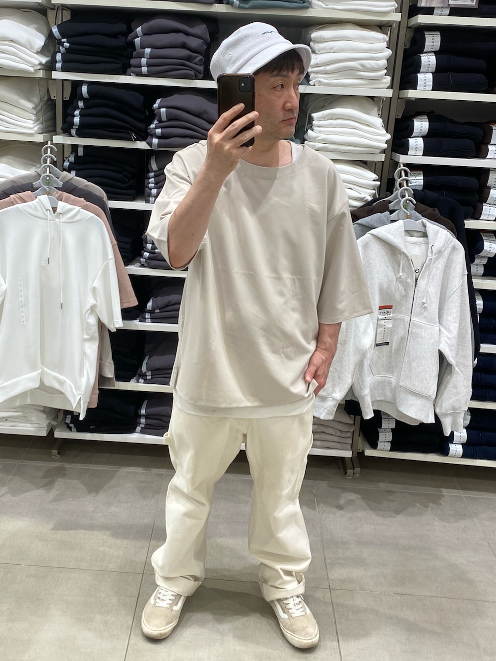 ベージュ系のスニーカー、ホワイト系のその他パンツ、ホワイト系のハットを着用したメンズの夏コーディネートの2枚目の写真